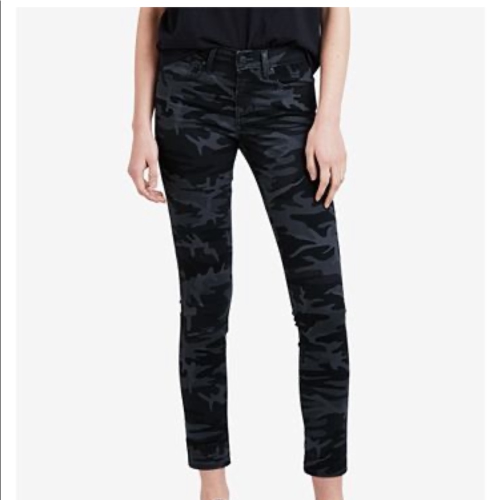 Levi’s 711 black camo skinny ankle jeans